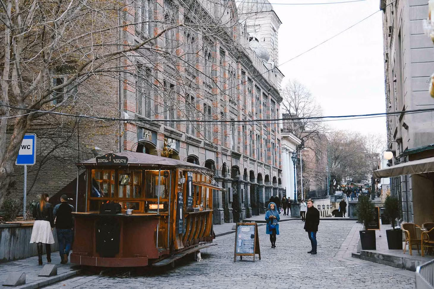 Nằm trên bờ sông Mtkvari, Tbilisi được các dãy núi hùng vĩ bao quanh.