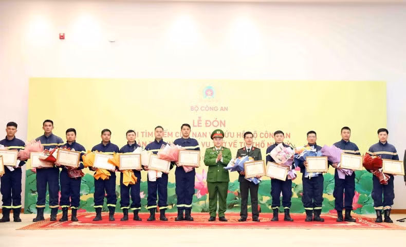 24 cán bộ, chiến sĩ tham gia cứu hộ, cứu nạn tại Thổ Nhĩ Kỳ nhận bằng khen của Bộ Công an.
