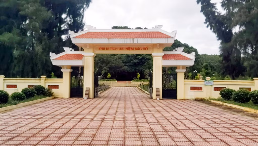 Cổng vào Khu di tích lưu niệm Bác Hồ trên đảo Ngọc Vừng. Ảnh: Tạ Quân