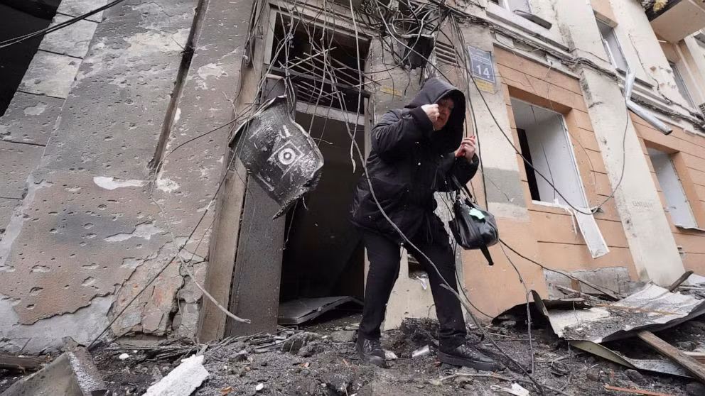 Một tòa nhà dân cư bị hư hại trong vụ pháo kích gần đây ở Donetsk, Ukraine. Ảnh: Reuters