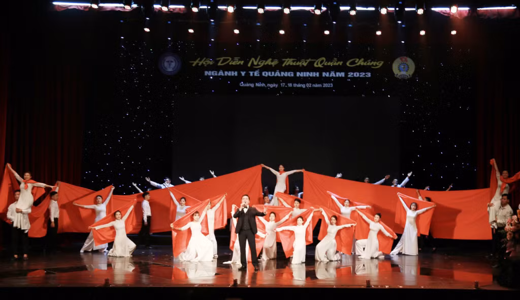 Tiết mục đơn ca nam "Ta tự hào đi lên ôi Việt Nam!" của đoàn nghệ thuật quần chúng Bệnh viên Đa khoa tỉnh.