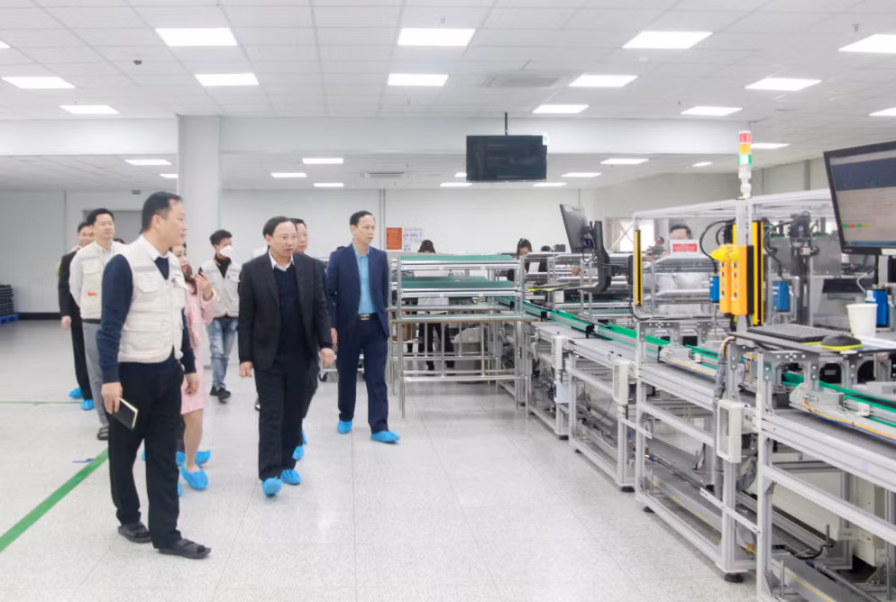 Đồng chí Nguyễn Xuân Ký, Bí thư Tỉnh ủy, Chủ tịch HĐND tỉnh thăm, kiểm tra tình hình sản xuất đầu năm và động viên cán bộ, công nhân Công ty TNHH Bumjin Electronics Vina (KCN Đông Mai). Ảnh: Thu Chung.