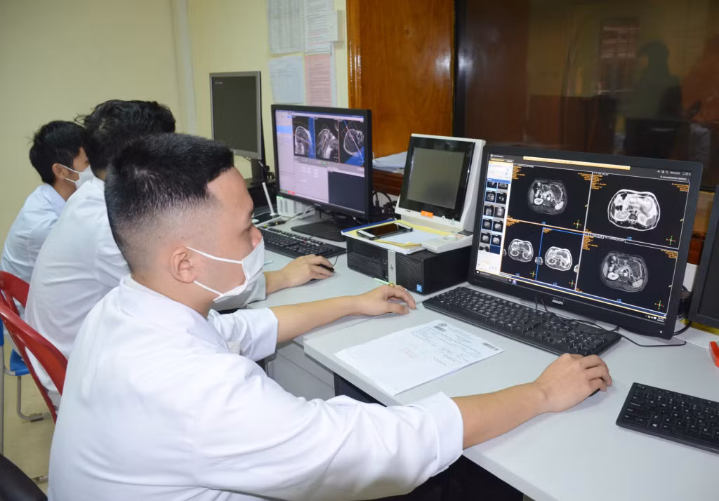 Các kỹ thuật viên Khoa Chẩn đoán hình ảnh, Bệnh viện Việt Nam-Thụy Điển Uông Bí thực hiện chụp cộng hưởng từ cho người bệnh.