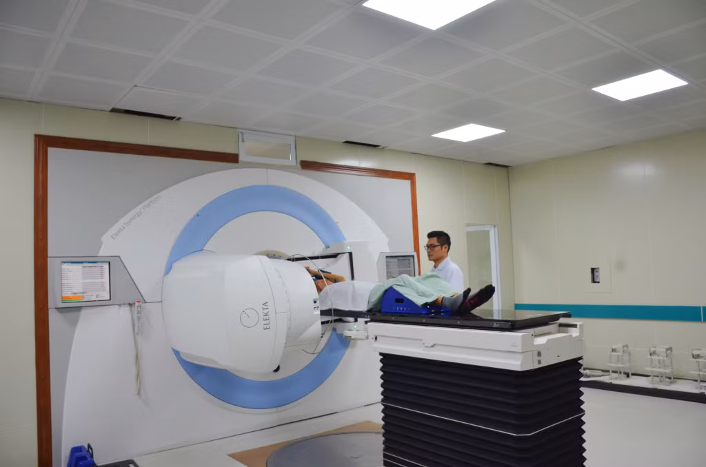 Xạ trị ung thư cho người bệnh tại Trung tâm Ung bướu (Bệnh viện Bãi Cháy).