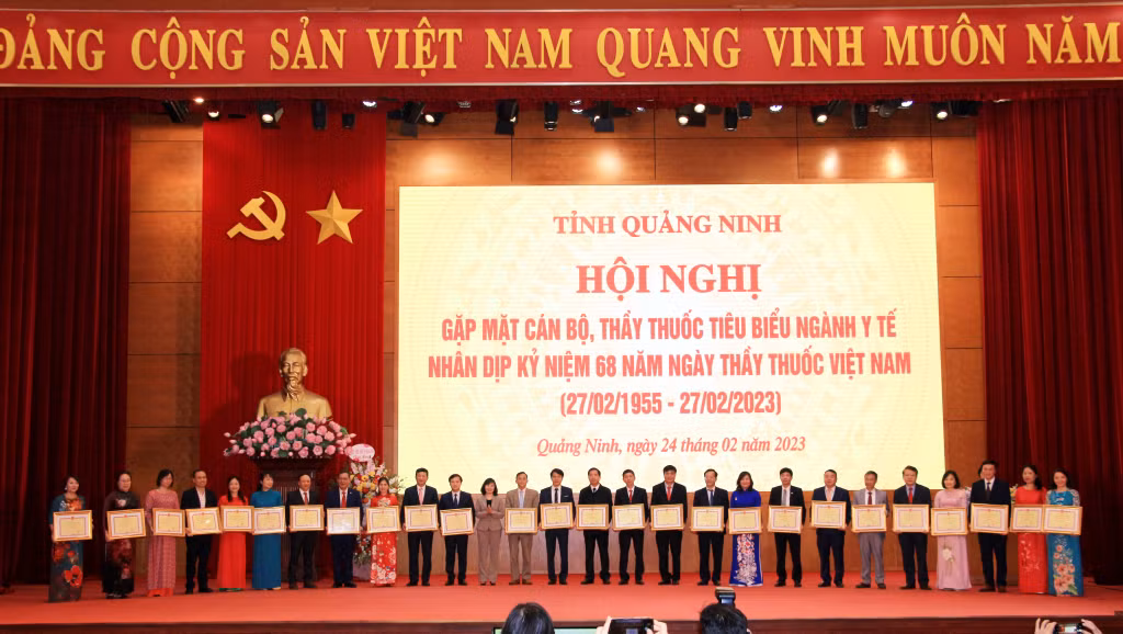 Nhiều tập thể, cá nhân tiêu biểu trong ngành y tế đã được UBND tỉnh tặng Bằng khen.