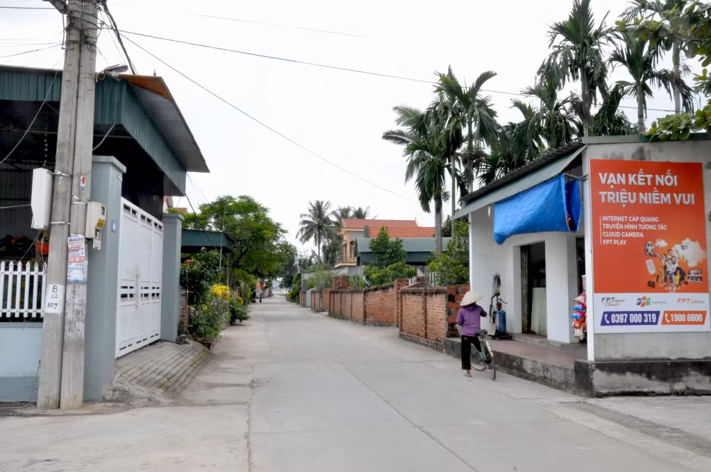 Tuyến đường ở thôn Đông Lâm, xã Bình Dương, TX Đông Triều, luôn sạch đẹp nhờ sự đồng thuận của người dân trong giữ gìn vệ sinh môi trường chung.