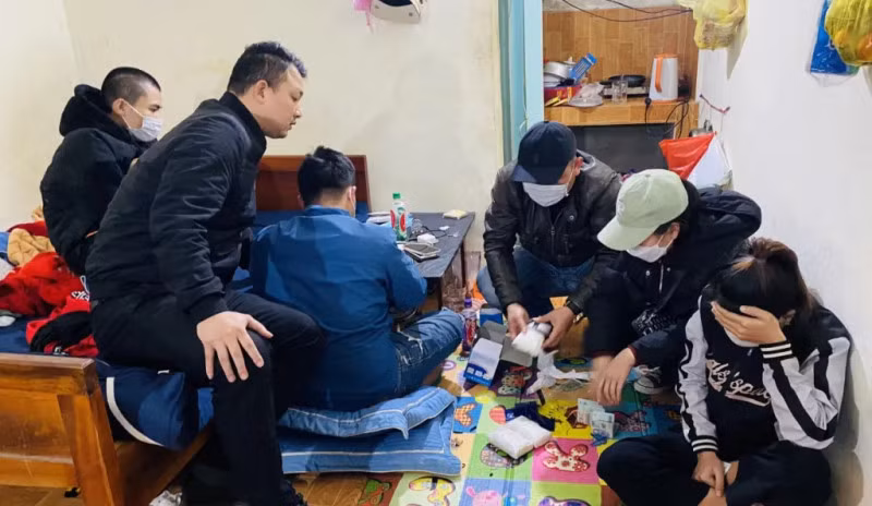 Lực lượng Công an khám xét nơi ở của các đối tượng.