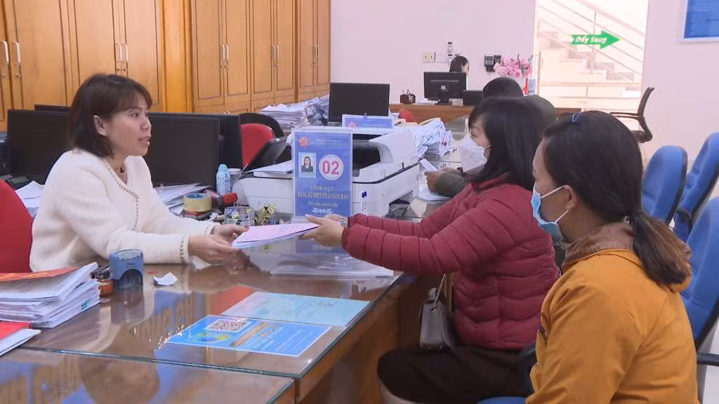 Cán bộ Trung tâm Hành chính công TP Móng Cái tiếp nhận TTHC của người dân. Ảnh: Ngọc Trâm.