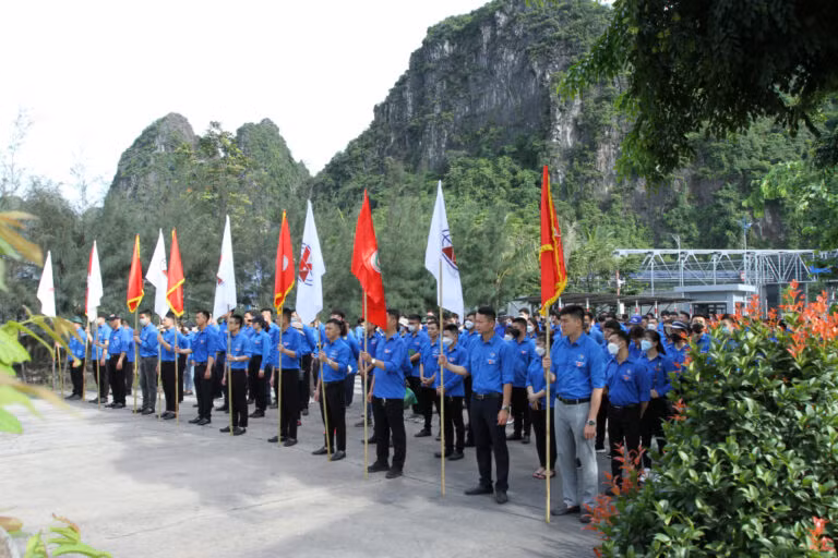 Tuổi trẻ ngành Than ra quân hưởng ứng ngày môi trường thế giới năm 2022. Ảnh: Phạm Học
