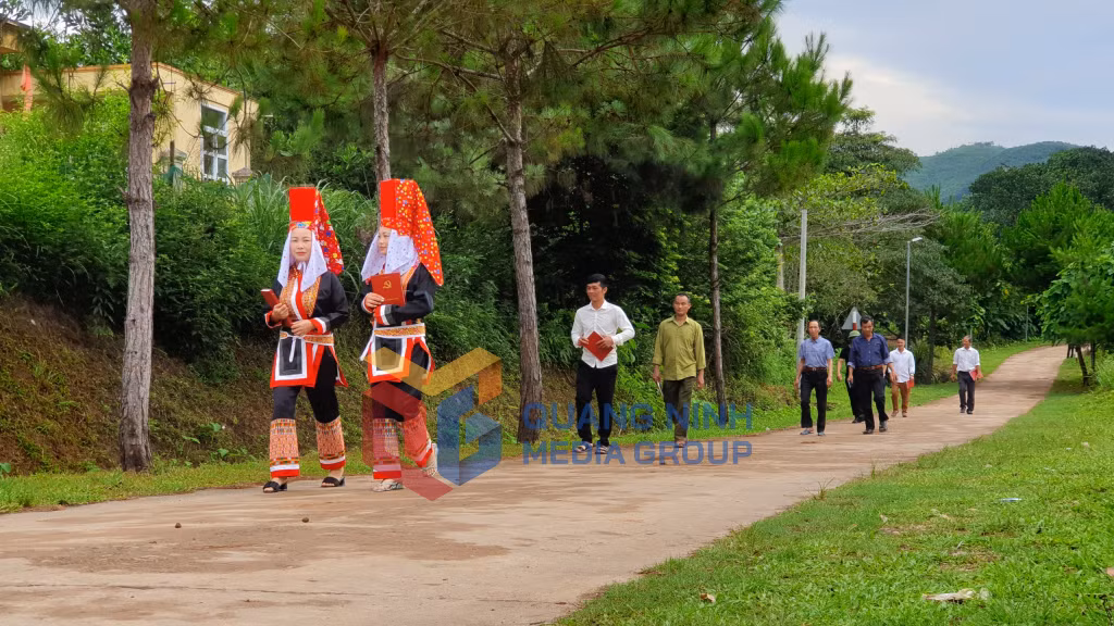 Các đảng viên thôn Phú Cường, xã Yên Than hân hoan đến điểm tổ chức đại hội chi bộ thôn, khu phố của huyện Tiên Yên (7-2022). Ảnh: Trung tâm Truyền thông Văn hóa Tiên Yên