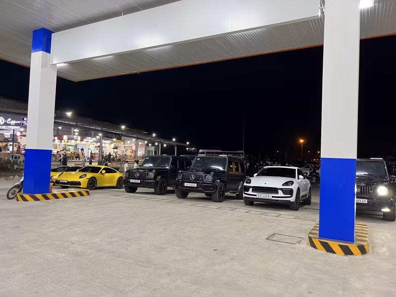 Loạt xe sang gây náo loạn cao tốc TP Hồ Chí Minh - Long Thành- Dầu Giây.