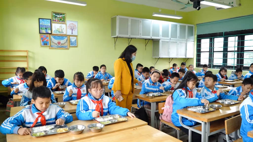 Bữa ăn của học sinh Trường Tiểu học Trần Quốc Toản, TP Hạ Long.