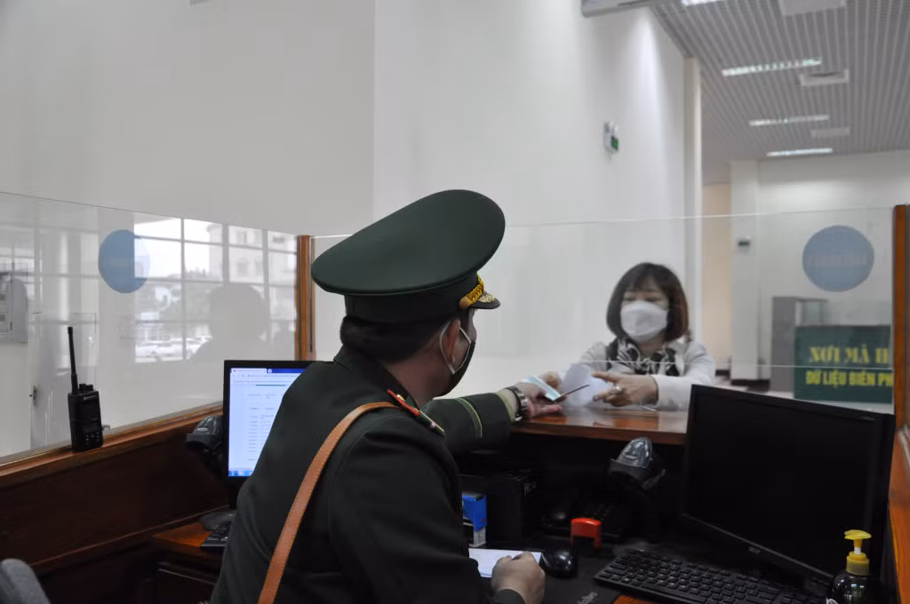 Những người đầu tiên làm thủ tục xuất, nhập cảnh qua Cửa khẩu Quốc tế Móng Cái sáng ngày 21/2