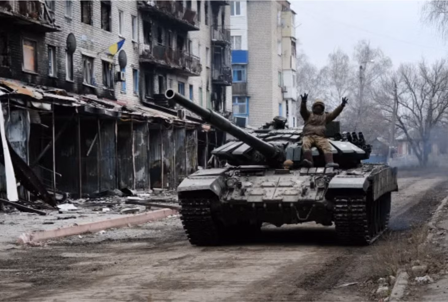 Xe tăng Ukraine tại thị trấn Siversk đã bị xung đột tàn phá. Ảnh: Getty Images