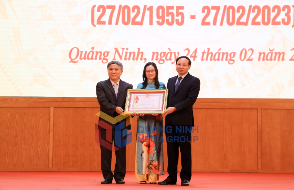 Thừa ủy quyền của Chủ tịch Nước, đồng chí Nguyễn Xuân Ký, Ủy viên Trung ương Đảng, Bí thư Tỉnh ủy, Chủ tịch HĐND tỉnh, trao Huân chương Lao động hạng Nhì cho Khoa Nội tiêu hóa Bệnh viện Việt Nam - Thụy Điển Uông Bí.