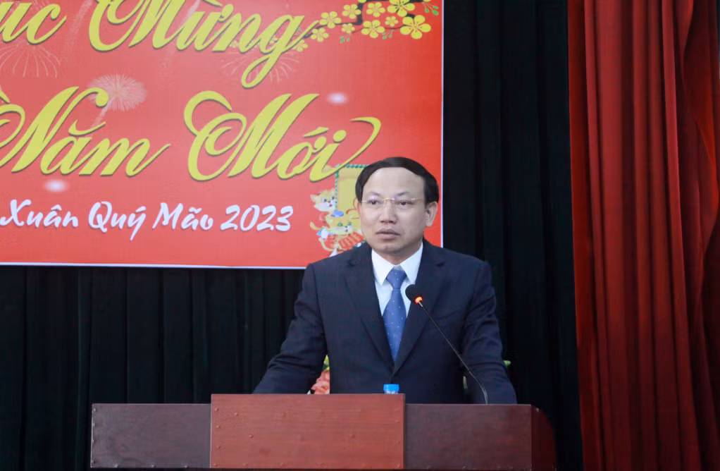 Đồng chí Nguyễn Xuân Ký, Ủy viên Trung ương Đảng, Bí thư Tỉnh ủy, Chủ tịch HĐND tỉnh, phát biểu tại buổi sinh hoạt chi bộ.
