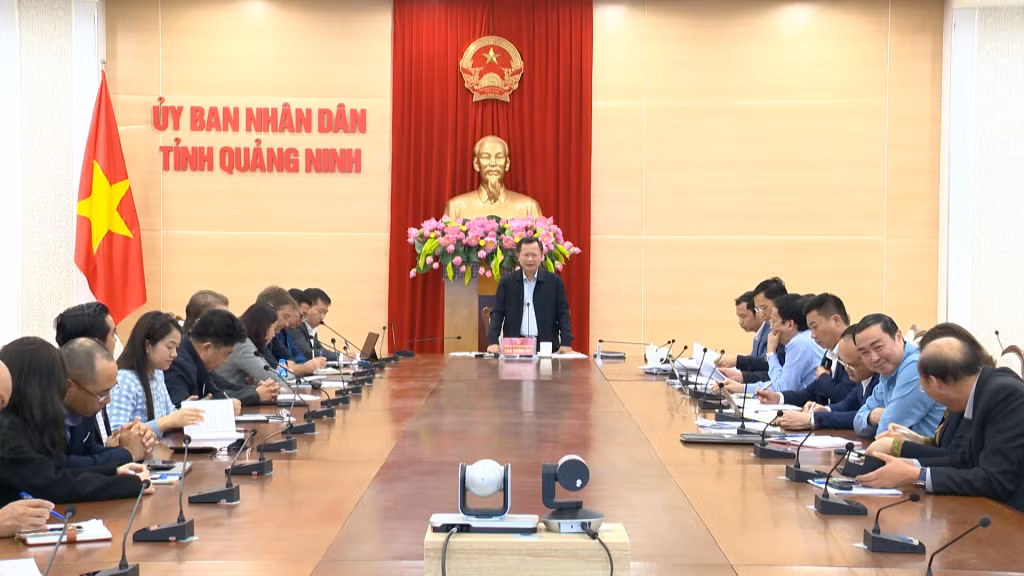 Đồng chí Cao Tường Huy, Quyền Chủ tịch UBND tỉnh chủ trì cuộc họp.