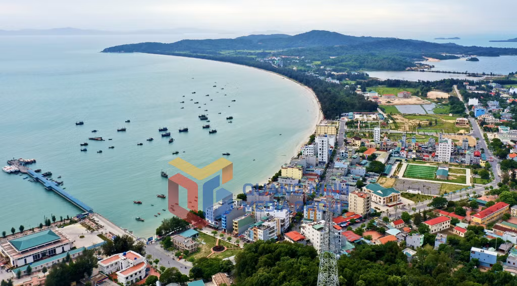 Một góc thị trấn Cô Tô hôm nay (7-2020). Ảnh: Đỗ Phương