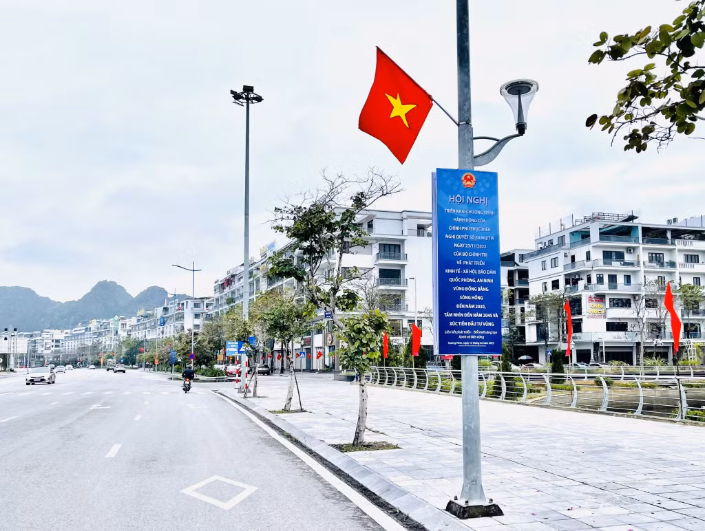 Trên các tuyến đường đều được trang trí cờ, hoa, pano, áp phích... quảng bá, tuyên truyền về hội nghị.