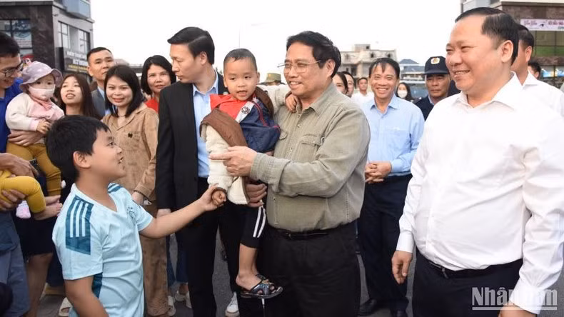 Thủ tướng Phạm Minh Chính với người dân sinh sống ở Khu nhà ở xã hội tại phường Quỳnh Lâm, Thành phố Hòa Bình.
