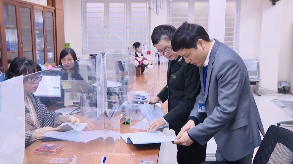 Đoàn kiểm tra của Sở Nội Vụ kiểm tra đột xuất việc thực hiện kỷ luật, kỷ cương công vụ tại UBND phường Hồng Gai (TP Hạ Long). Ảnh: Hoàng Nga