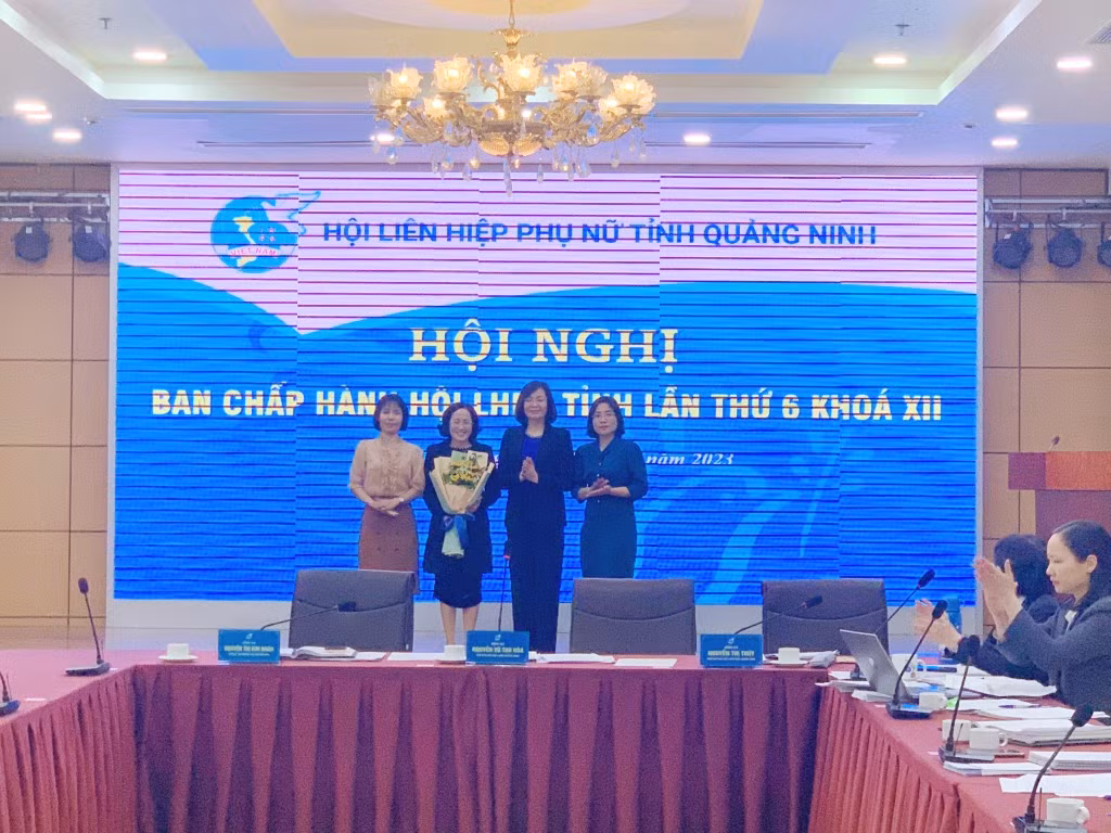 Thường trực Hội LHPN tỉnh tặng hoa chúc mừng đồng chí Bùi Thị Thơ - Chủ tịch Hội LHPN huyện Tiên Yên đã trúng cử Uỷ viên BCH Hội LHPN tỉnh khóa XII, nhiệm kỳ 2021-2026