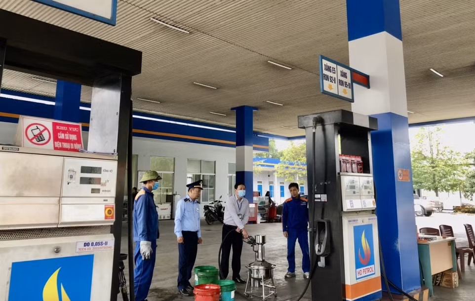 Cán bộ Sở KH&amp;CN kiểm tra về đo lường, chất lượng tại Cửa hàng xăng dầu Đại Yên (TP Hạ Long).