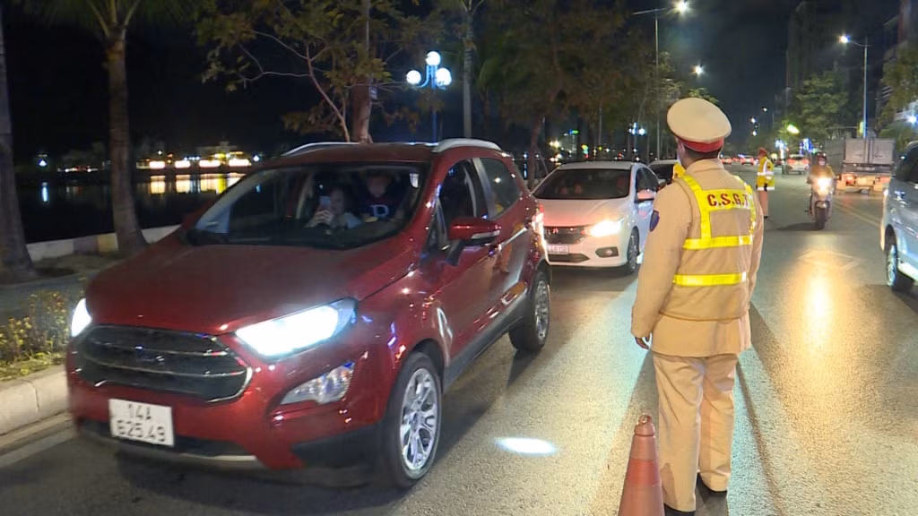 Phòng CSGT Đường bộ, đường sắt (Công an tỉnh) lập chốt kiểm soát phương tiện trên QL18 đoạn đi qua địa bàn TP Hạ Long.