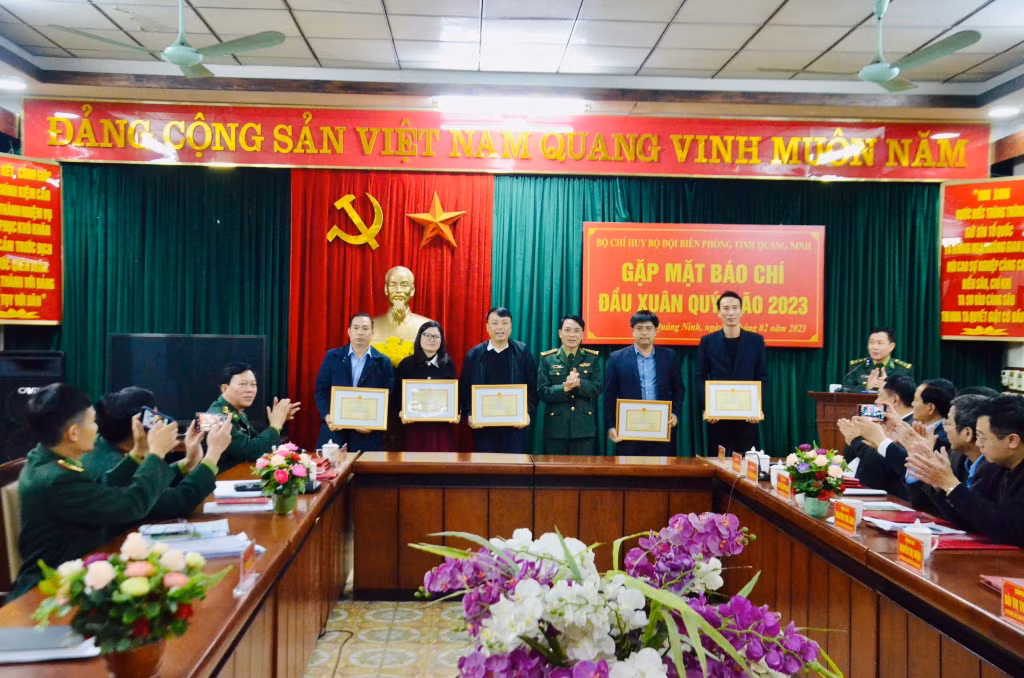 Đại tá Vũ Văn Hưng, Phó Chính ủy Bộ Chỉ huy BĐBP tỉnh trao Giấy khen cho phóng viên các cơ quan báo chí Trung ương thường trú trên địa bàn tỉnh đã có nhiều đóng góp trong công tác phối hợp tuyên truyền.