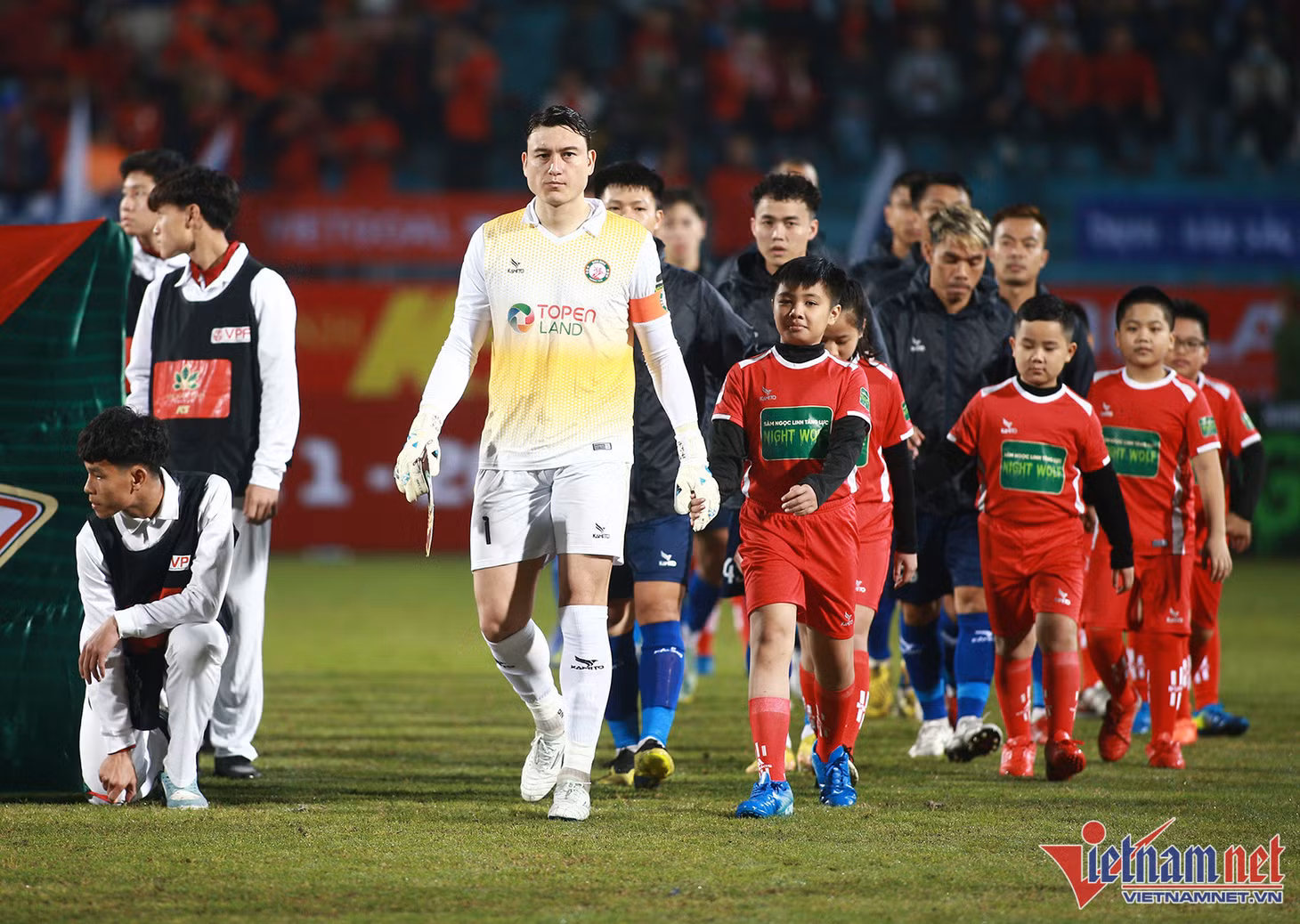 Tối 3/2, Đặng Văn Lâm và các đồng đội có chuyến làm khách trong trận ra quân Night Wolf V-League 2023 trước tân binh Công An Hà Nội. Ở mùa giải năm nay, Văn Lâm được đeo băng đội trưởng nên anh chịu khá nhiều áp lực.