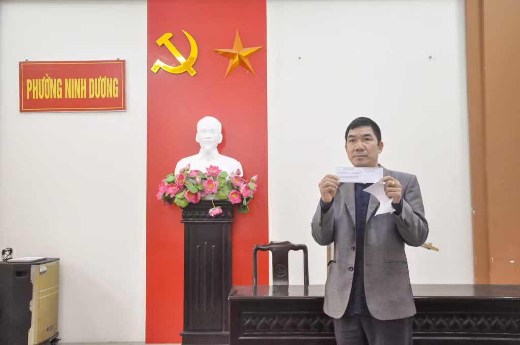 Các hộ dân tiến hành bốc thăm.