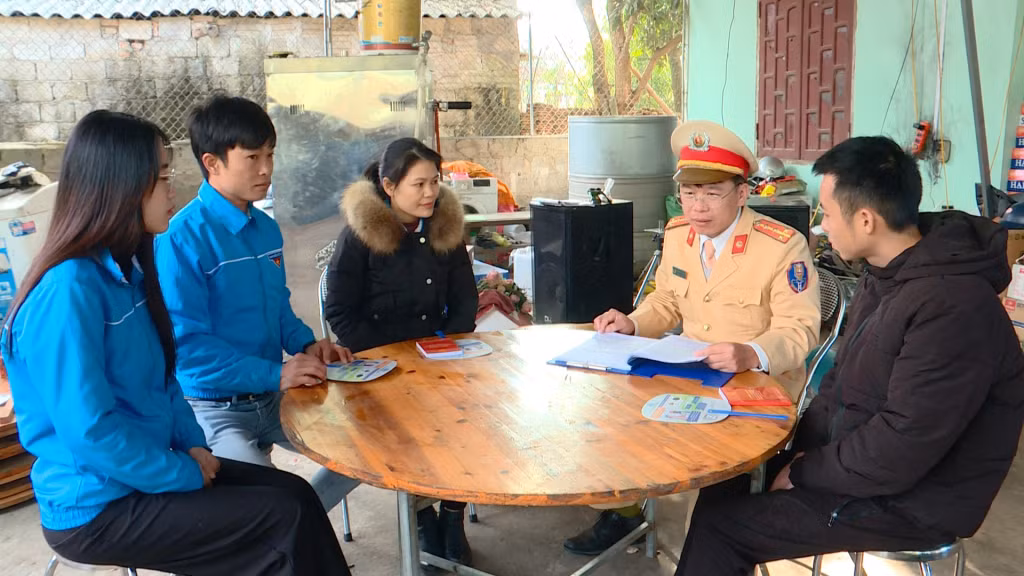 Huyện Đoàn Bình Liêu phối hợp với Đội CSGT Công an huyện tuyên truyền luật giao thông cho người dân trên địa bàn.