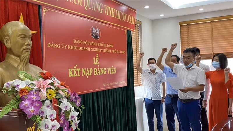 Đảng ủy Khối doanh nghiệp TP Hạ Long tổ chức lễ kết nạp đảng viên mới.