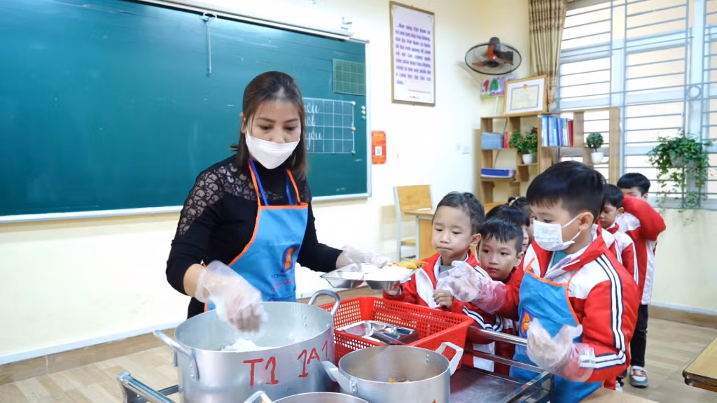 Trường Tiểu học Cao Xanh, TP Hạ Long tự tổ chức nấu ăn bán trú cho học sinh.