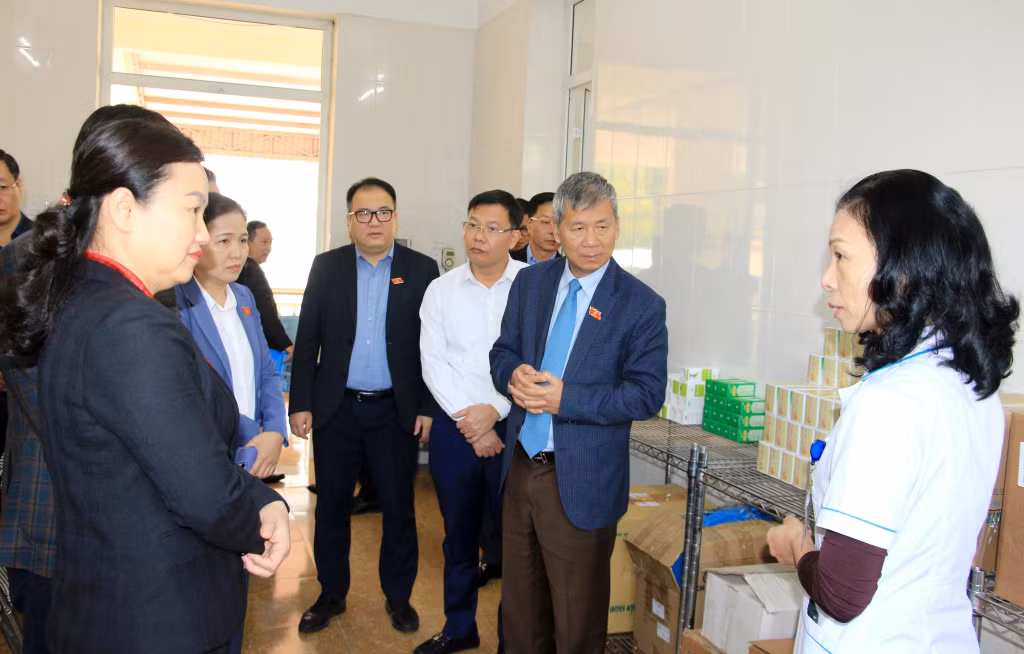 Đoàn giám sát Quốc hội khảo sát tại Trạm Y tế phường Cẩm Đông, TP Cẩm Phả.