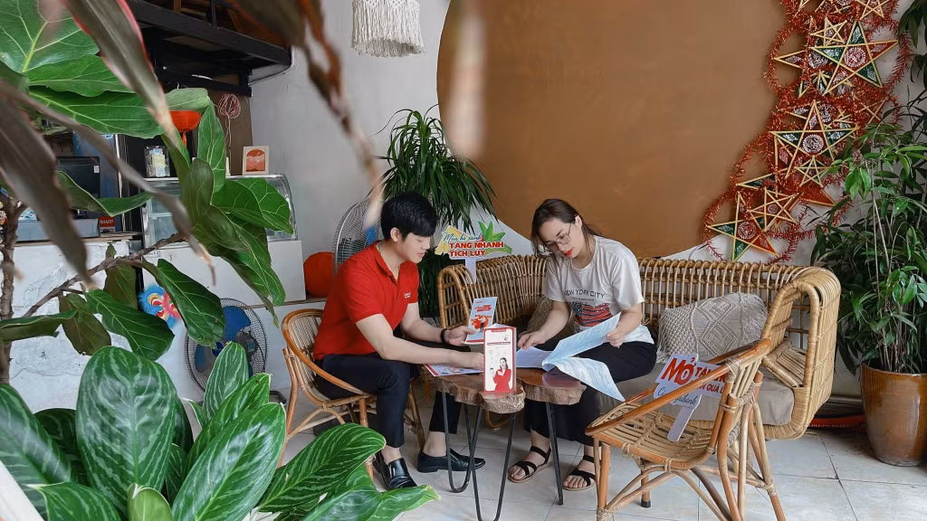 Cán bộ Agribank chi nhánh Tây Quảng Ninh hướng dẫn hộ kinh doanh mở tài khoản thanh toán không dùng tiền mặt.
