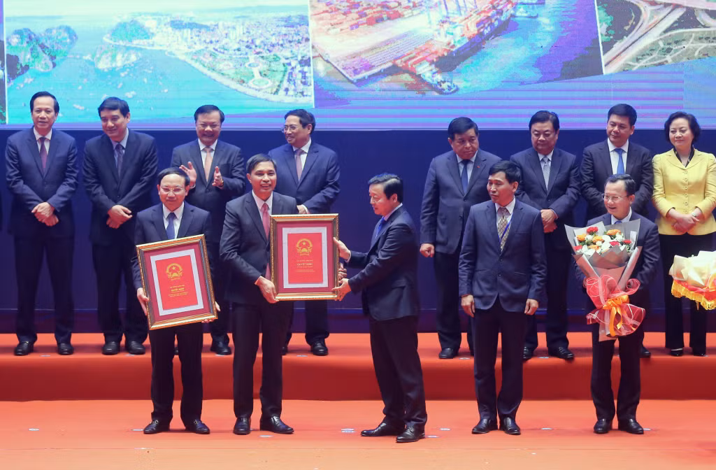 Đồng chí Trần Hồng Hà, Ủy viên Ban Chấp hành Trung ương Đảng, Phó Thủ tướng Chính phủ trao Quyết định Quy hoạch chung TP Hạ Long đến năm 2040 cho lãnh đạo thành phố Hạ Long.