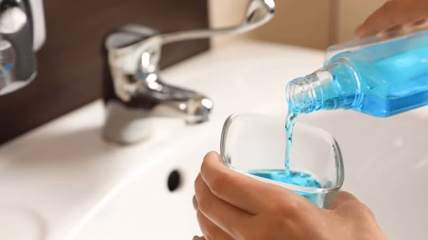 Theo chuyên gia, bạn nên dùng nước súc miệng sau khi đánh răng. Ảnh: Manusdental.