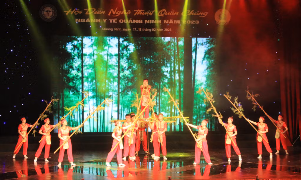 Tiết mục múa dự thi của Đoàn nghệ thuật quần chúng Bệnh viện Việt Nam - Thụy Điển Uông Bí.