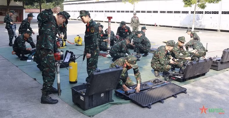 Các thiết bị được kiểm tra trước khi niêm phong chuyển tới nơi làm nhiệm vụ.