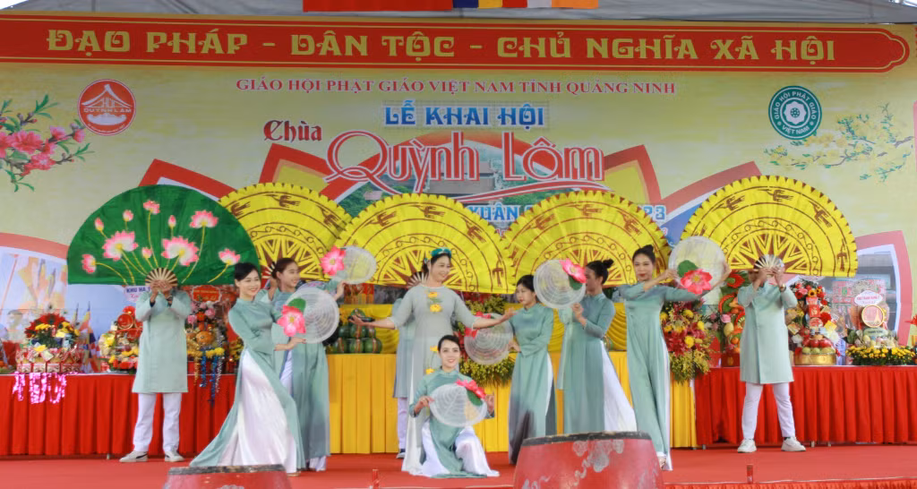 Một tiết mục văn nghệ trong chương trình khai hội.