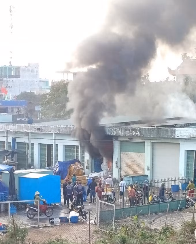 Nhà kho ở cảng cá Quy Nhơn bị cháy, sáng 10/2. Ảnh: Thạch Thảo