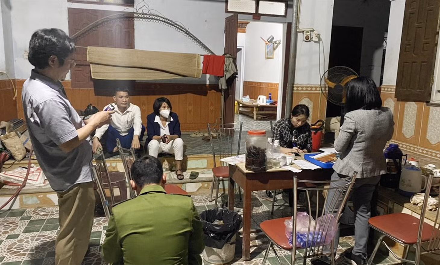 Đoàn điều tra của Chi cục ATVSTP Nghệ An cùng lực lượng chức năng điều tra làm rõ vụ ngộ độc tại xã Quỳnh Thạch, huyện Quỳnh Lưu vào tối 13/2 - Ảnh: Báo Nghệ An