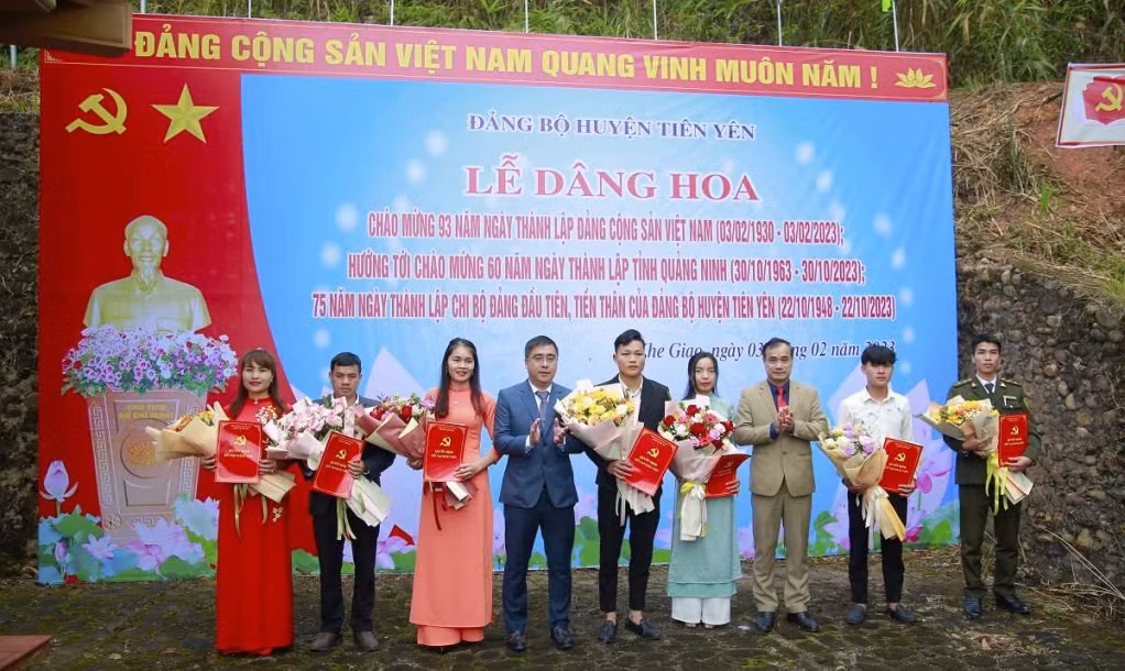Lãnh đạo Huyện ủy Tiên Yên trao quyết định kết nạp Đảng cho 7 quần chúng ưu tú trực thuộc các chi, đảng bộ cơ sở. Ảnh: Trần Hoàn (CTV)