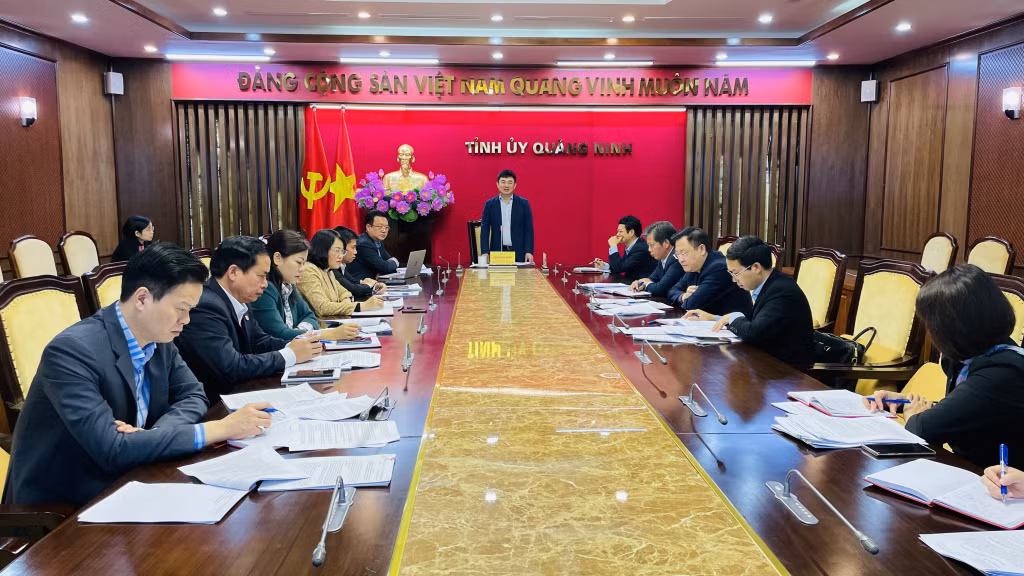 Đồng chí Ngô Hoàng Ngân, Phó Bí thư Thường trực Tỉnh ủy, Trưởng đoàn ĐBQH tỉnh phát biểu tại hội nghị.