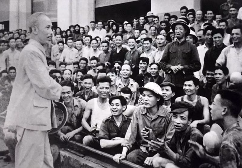 Bác Hồ gặp gỡ công nhân Nhà máy Xe lửa Gia Lâm, Hà Nội năm 1955. (Ảnh tư liệu)