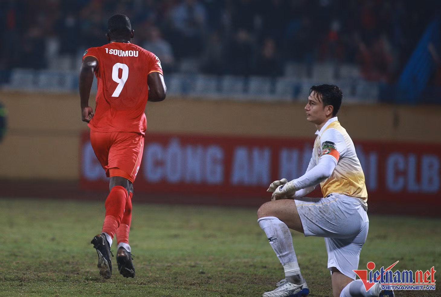 Về phía đội khách, Văn Lâm liên tiếp phải nhận bàn thua khi các ngoại binh của Công An Hà Nội tỏa sáng.