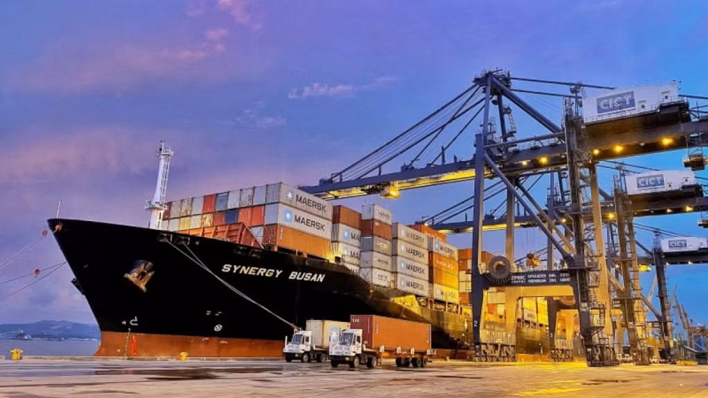 Khu bến Cái Lân là khu bến chính, chiếm 61% hàng hóa thông qua các biển Quảng Ninh. (Ảnh: Tàu vào làm hàng tại Cảng CICT Cái Lân, TP Hạ Long).