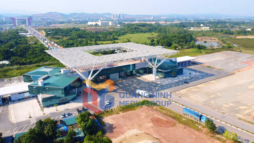 Trạm kiểm soát liên ngành cầu Bắc Luân 2 gắn với khu thương mại, dịch vụ tại phường Hải Hòa (TP Móng Cái) (2-2023). Ảnh: Hữu Việt