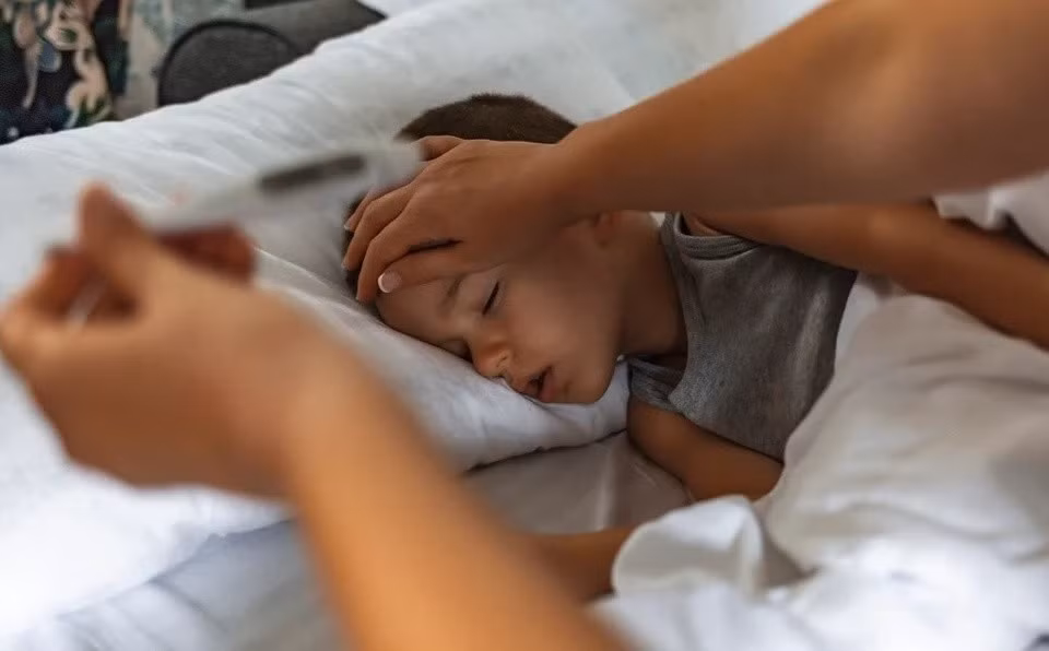 Trẻ bị co giật do sốt thường không nguy hiểm và đều hồi phục hoàn toàn sau đó. Ảnh: Today.